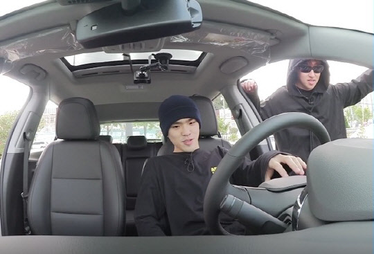 한국지엠(GM)은 엠넷 힙합 서바이벌 프로그램 쇼미더머니 8 최종 우승자인 래퍼 '펀치넬로'에게 더 뉴 트랙스 레드라인 에디션을 부상으로 제공했다고 31일 밝혔다. 사진은 펀치넬로가 더 뉴 트랙스 레드라인 차량을 아버지께 전달하고 시승하는 영상 캡처 화면. <한국지엠(GM) 제공>